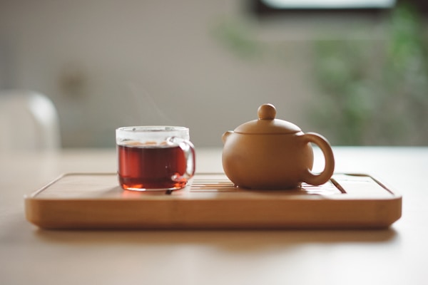 一杯热咖啡象征清醒
