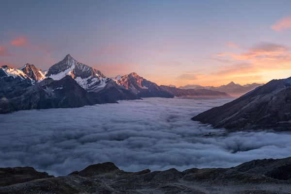 壮丽山景象征坚韧精神